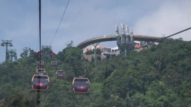 Teleferiği çekiyor. Füniküler çekimler mimari kaleler sanat sarayları sanat dağları yükseklik turizm mekanları güzel manzaralar harika ünlü yerler. Ba Na Hills Da Nang Vietnam 05.21.2025