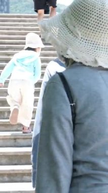 Danang Vilayeti, Vietnam için Guan Yin heykelinin tapınağının bayan Buda Danang Detayları. Gezi grubunun bayan Buda heykeli turistleri fotoğraf çekiyor. Vietnam Danang 05.20.2025