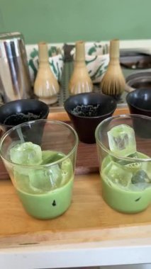 Matcha latte baştan sona, adım adım, pahalı ve profesyonel bir ürünle yapılıyor. Matcha, güzel, yeşil, beyaz bir renk içiyor. Yüksek kalite 4k görüntü