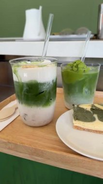 Matcha latte baştan sona, adım adım, pahalı ve profesyonel bir ürünle yapılıyor. Matcha, güzel, yeşil, beyaz bir renk içiyor. Yüksek kalite 4k görüntü