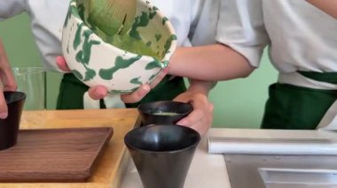 Matcha latte baştan sona, adım adım, pahalı ve profesyonel bir ürünle yapılıyor. Matcha, güzel, yeşil, beyaz bir renk içiyor. Yüksek kalite 4k görüntü