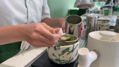 Matcha latte baştan sona, adım adım, pahalı ve profesyonel bir ürünle yapılıyor. Matcha, güzel, yeşil, beyaz bir renk içiyor. Yüksek kalite 4k görüntü