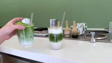 Matcha latte baştan sona, adım adım, pahalı ve profesyonel bir ürünle yapılıyor. Matcha, güzel, yeşil, beyaz bir renk içiyor. Yüksek kalite 4k görüntü