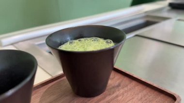 Matcha latte baştan sona, adım adım, pahalı ve profesyonel bir ürünle yapılıyor. Matcha, güzel, yeşil, beyaz bir renk içiyor. Yüksek kalite 4k görüntü