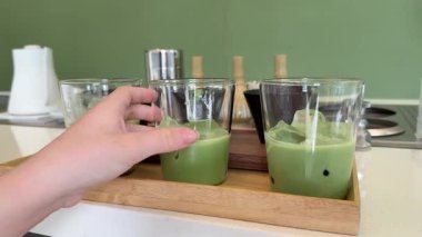 Matcha latte baştan sona, adım adım, pahalı ve profesyonel bir ürünle yapılıyor. Matcha, güzel, yeşil, beyaz bir renk içiyor. Yüksek kalite 4k görüntü