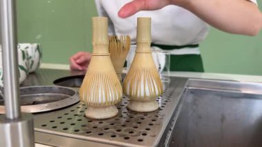 Matcha latte baştan sona, adım adım, pahalı ve profesyonel bir ürünle yapılıyor. Matcha, güzel, yeşil, beyaz bir renk içiyor. Yüksek kalite 4k görüntü