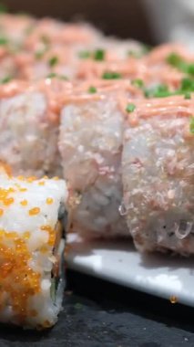Japon restoranında suşi tabağı. Geleneksel suşi Maki Rolls Suşi Suşi Salam, Philadelphia Peynirli Avokado, Salatalık, Pirinç ve Nori. Japon Gıda Suşi Yuvarlak Uramaki, 