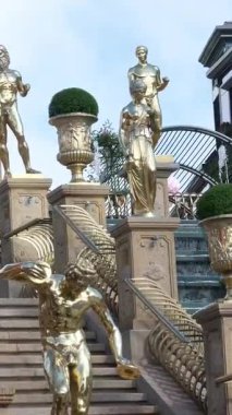 Peterhof altın heykelleri çekimleri kopyalıyor mimari kaleler sanat sarayları yükseklik turizm mekanları güzel manzaralar ünlü mekanlar için. Ba Na Hills Da Nang Vietnam 05.21.2025