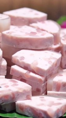 Tavuk dilimleri öğle yemeği, soğuk et, öğle yemeği dilimlenmiş soğuk şarküteriler meze tavuk etleri, önceden pişirilmiş ya da pişirilmiş et dilimlenmiş ve soğuk servis edilmiş tavuk göğsü ve somundan kesilmiş ekmek.