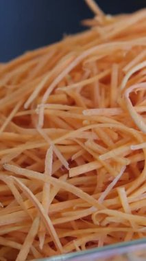 Dilimlenmiş turuncu havuç tabağının yukarıdan görünüşü. Yüksek kalite fotoğraf