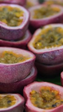 Passion Fruit, Maracuya beyaz arka planda. Taze Organik Tutku Meyvesi Egzotik Meyveleri Kapatın. Yüksek kalite 4k görüntü