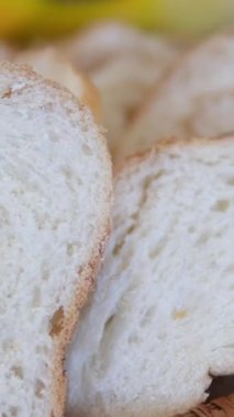 Buğday dilimlenmiş bir ekmeği bir yerden başka bir yere götürmek için dilimlenmiş bir baget ya da başka bir yere taşınmak için. Yüksek kalite 4k görüntü