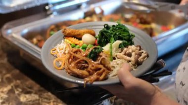 Sebzeli cam mercanlı karides ve deniz mahsullü cam şehriye, sebze, baharat ve koyu beton arka planda soya sosu. Yüksek kalite 4k görüntü