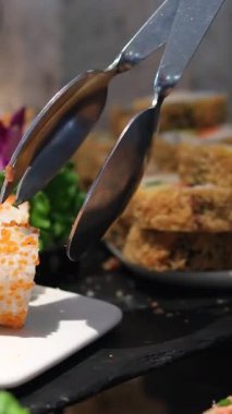Japon Suşi Büfesi Video Mutfak Şovu Konukseverlik Endüstrisindeki Yemek ve Ziyafet Etkinlikleri. Açık büfe güzel yemek sunumu aşçılık sanatı sunar. Yüksek kalite 4k görüntü