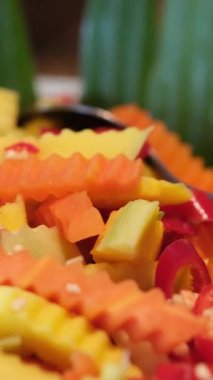 Haşlanmış havuç biber ananas salatası. Güzel, sağlıklı yemek yaprakları.