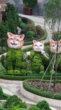 Teleferiği çekiyor. Füniküler çekimler mimari kaleler sanat sarayları sanat dağları yükseklik turizm mekanları güzel manzaralar harika ünlü yerler. Ba Na Hills Da Nang Vietnam 05.21.2025