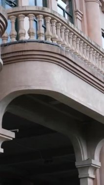 Teleferiği çekiyor. Füniküler çekimler mimari kaleler sanat sarayları sanat dağları yükseklik turizm mekanları güzel manzaralar harika ünlü yerler. Ba Na Hills Da Nang Vietnam 05.21.2025