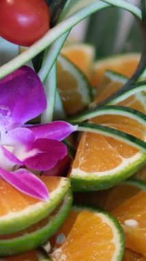 Vietnam yeşil portakalları tabakta kesilmiş güzel dekorasyon çiçekleri açık büfe oteller restoranı. Yüksek kalite 4k görüntü