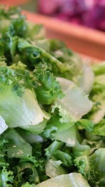 açık büfede yeşil ve mor marul yaprakları