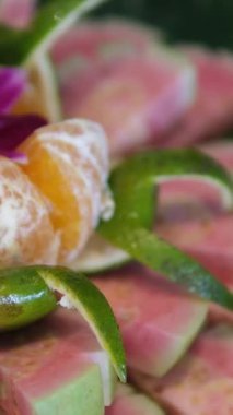 Kırmızı guava sepetine yakın çekim. Yüksek kalite 