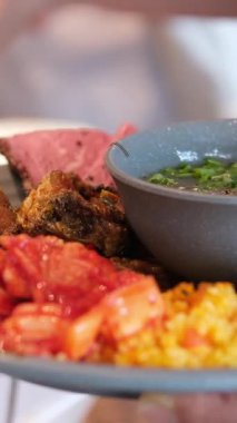 Kimçi, tabakta beyaz pilavlı körili tavuk büfesine bir tabak koydu. Yüksek kalite 4k görüntü