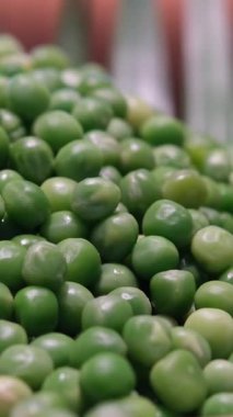 Bir tabak taze, olgun, sulu yeşil bezelye fırıldağı. Yeşil bezelye kasesi