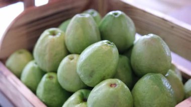 Tahta bir masanın üzerindeki tahta kesme tahtasındaki taze kesilmiş guava manzarası. Seçici odak bulanık arkaplan. Yüksek kalite 4k görüntü