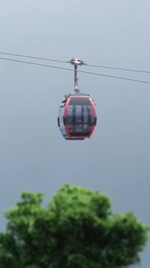 Teleferiği çekiyor. Füniküler çekimler mimari kaleler sanat sarayları sanat dağları yükseklik turizm mekanları güzel manzaralar harika ünlü yerler. Ba Na Hills Da Nang Vietnam 05.21.2025