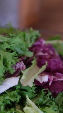 açık büfede yeşil ve mor marul yaprakları