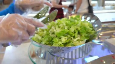 Salata barı salataları salata için taze salatalık dilimlenmiş. Yüksek kalite 4k görüntü