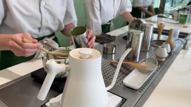 Geleneksel çay seremonisi ortamında ahşap bir tepside sunulan üç kase canlı yeşil kibrit kutusu ile güzel bir eşleşen çay seti. - Evet. Yüksek kalite 4k görüntü