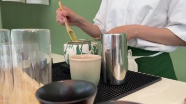 Matcha latte baştan sona, adım adım, pahalı ve profesyonel bir ürünle yapılıyor. Matcha, güzel, yeşil, beyaz bir renk içiyor. Yüksek kalite 4k görüntü