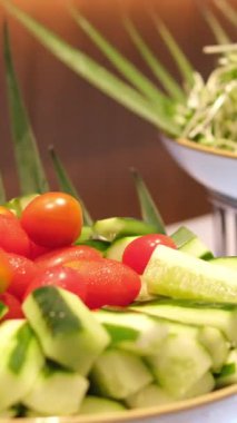 Dilimlenmiş domatesli taze sebze tabağı, salatalık, havuç ve beyaz arka planda kremalı Herb Dip ile servis edilen Bell Peppers. Salatalık domates tabağı.