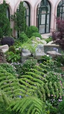 Teleferiği çekiyor. Füniküler çekimler mimari kaleler sanat sarayları sanat dağları yükseklik turizm mekanları güzel manzaralar harika ünlü yerler. Ba Na Hills Da Nang Vietnam 05.21.2025