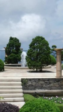 Teleferiği çekiyor. Füniküler çekimler mimari kaleler sanat sarayları sanat dağları yükseklik turizm mekanları güzel manzaralar harika ünlü yerler. Ba Na Hills Da Nang Vietnam 05.21.2025