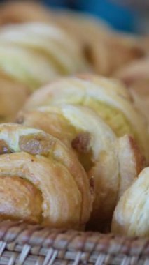 Lüks otel kahvaltı büfesi ya da fırında ekmek ruloları, kırsal hasır sepetlerde zanaatkar hamur işleri ve krakerler olan fırın marketi. Yüksek kalite 4k görüntü