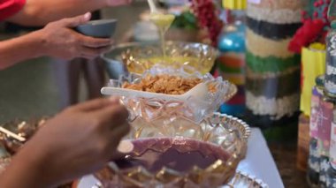 Asyalı jöleli tatlı kepçesiyle bardağa doldurulmuş tapyoka fasulyeli yoğurt. Yüksek kalite 4k görüntü