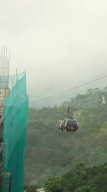 Teleferiği çekiyor. Füniküler çekimler mimari kaleler sanat sarayları sanat dağları yükseklik turizm mekanları güzel manzaralar harika ünlü yerler. Ba Na Hills Da Nang Vietnam 05.21.2025