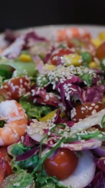 Karidesli salata, avokado, ıspanak ve badem. Sağlıklı beslenme. Diyet.