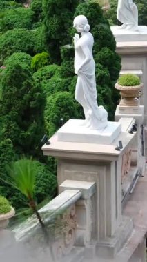 Teleferiği çekiyor. Füniküler çekimler mimari kaleler sanat sarayları sanat dağları yükseklik turizm mekanları güzel manzaralar harika ünlü yerler. Ba Na Hills Da Nang Vietnam 05.21.2025