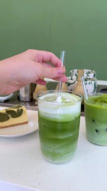 Matcha latte baştan sona, adım adım, pahalı ve profesyonel bir ürünle yapılıyor. Matcha, güzel, yeşil, beyaz bir renk içiyor. Yüksek kalite 4k görüntü