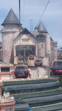 Teleferiği çekiyor. Füniküler çekimler mimari kaleler sanat sarayları sanat dağları yükseklik turizm mekanları güzel manzaralar harika ünlü yerler. Ba Na Hills Da Nang Vietnam 05.21.2025