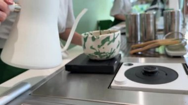 Matcha latte baştan sona, adım adım, pahalı ve profesyonel bir ürünle yapılıyor. Matcha, güzel, yeşil, beyaz bir renk içiyor. Yüksek kalite 4k görüntü