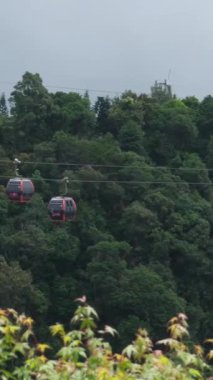 Teleferiği çekiyor. Füniküler çekimler mimari kaleler sanat sarayları sanat dağları yükseklik turizm mekanları güzel manzaralar harika ünlü yerler. Ba Na Hills Da Nang Vietnam 05.21.2025
