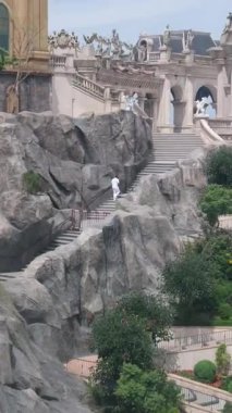 Teleferiği çekiyor. Füniküler çekimler mimari kaleler sanat sarayları sanat dağları yükseklik turizm mekanları güzel manzaralar harika ünlü yerler. Ba Na Hills Da Nang Vietnam 05.21.2025
