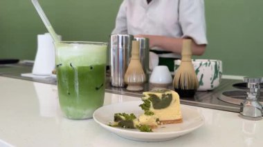 Matcha latte baştan sona, adım adım, pahalı ve profesyonel bir ürünle yapılıyor. Matcha, güzel, yeşil, beyaz bir renk içiyor. Yüksek kalite 4k görüntü