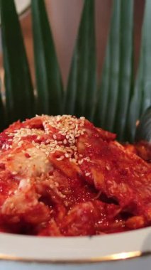 Popüler geleneksel mayalanmış Kore mezesi manzarası. Kore Gıda Ustaları Geleneksel Gıda Napa lahana kimchi. Kore turşusu ve baharatlı kimchi. Geleneksel Kore Kimchi Lahanası.