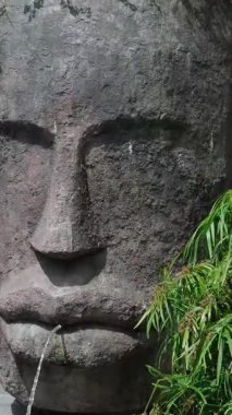 Teleferiği çekiyor. Füniküler çekimler mimari kaleler sanat sarayları sanat dağları yükseklik turizm mekanları güzel manzaralar harika ünlü yerler. Ba Na Hills Da Nang Vietnam 05.21.2025