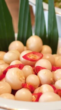 Mayalanmış şampiyonlar, ahşap masada marine edilmiş mantarlı kavanoz, geleneksel tuzlanmış Asya yemeği..