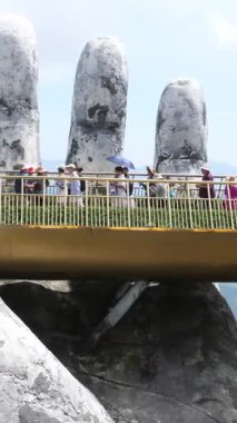 ba na hills danang çarpıcı kemer köprüler bir dağ, Da Nang Golden Bridge nefes kesici manzara sunuyor. Yüksek kalite 4k görüntü